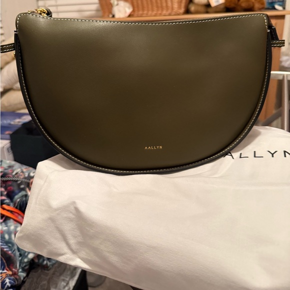 ELARA CONVERTIBLE BAG —Olive Green. - Picture 9 of 14